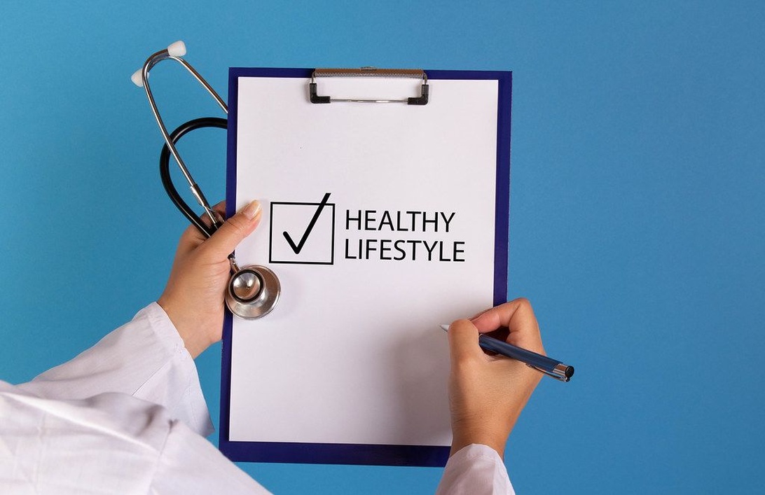 En checklista där 'HEALTHY LIFESTYLE' är markerat, vilket symboliserar vikten av en holistisk syn på hälsa.